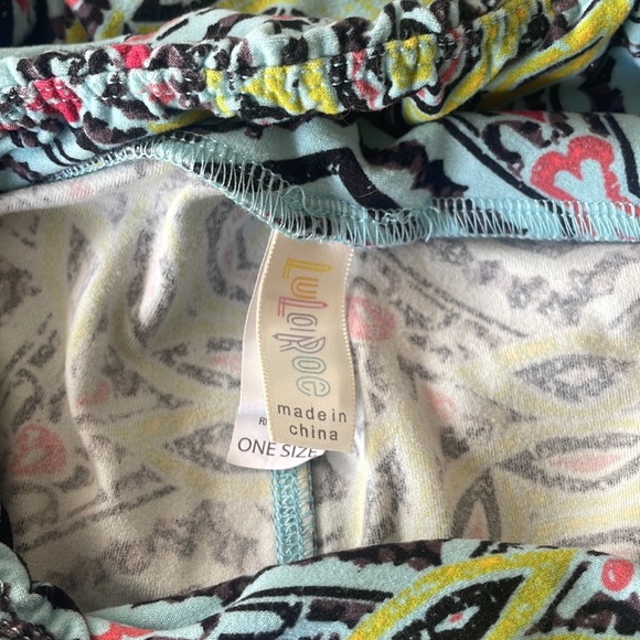 LuLaRoe soft one size leggings with great design - Picture 5 of 5